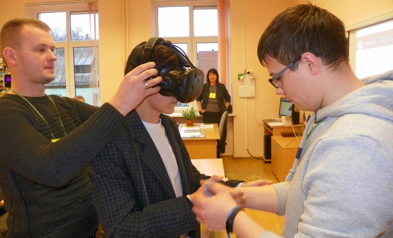 Mokiniai ,,matavosi" virtualią realybę
