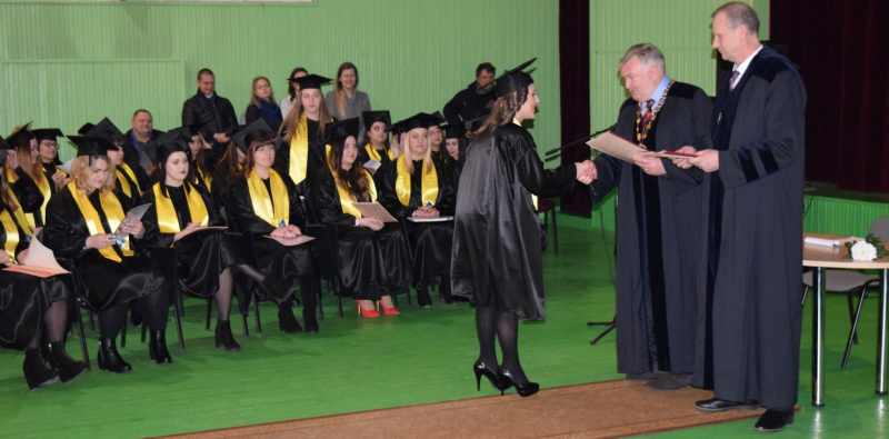 Kolegijos diplomus gavo pirmieji atkurtos Lietuvos 100-mečio absolventai