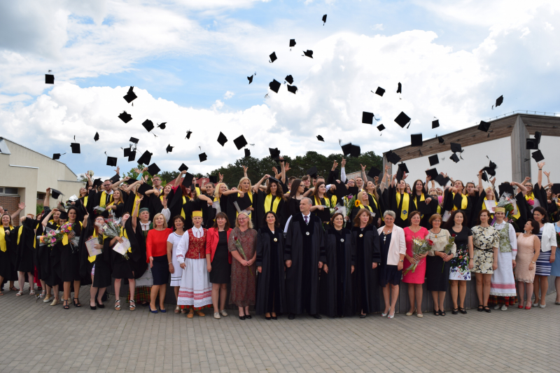 Įteikti diplomai atkurtos Lietuvos 100-mečio absolventams