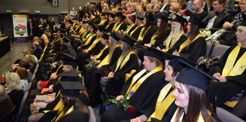 Beveik 100 kolegijos absolventų gavo diplomus